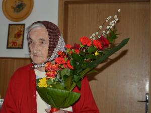 Najstarejša občanka Olga Repenšek vesela obiska 2